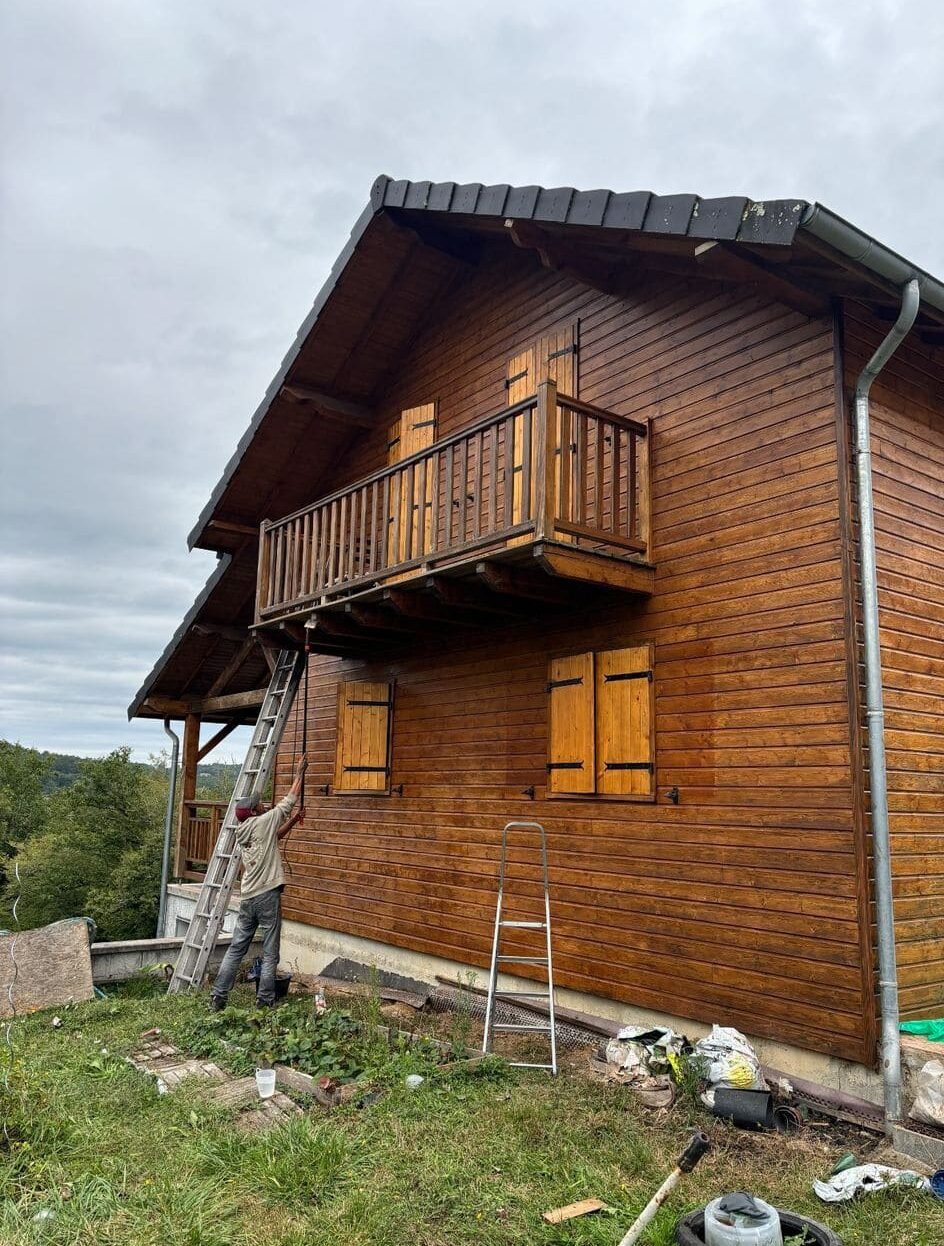 Artisan local de PH Rénovation Corrèze travaillant sur une charpente bois avec garantie décennale à Brive-la-Gaillarde, alliant savoir-faire et proximité.